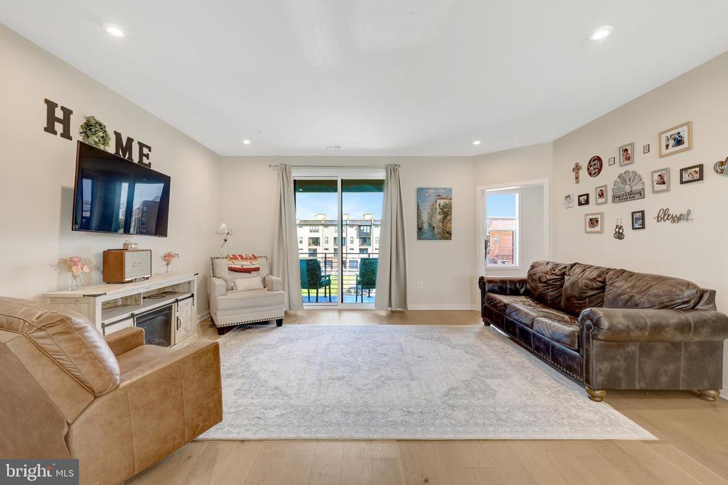22088 MIDMOORE DRIVE