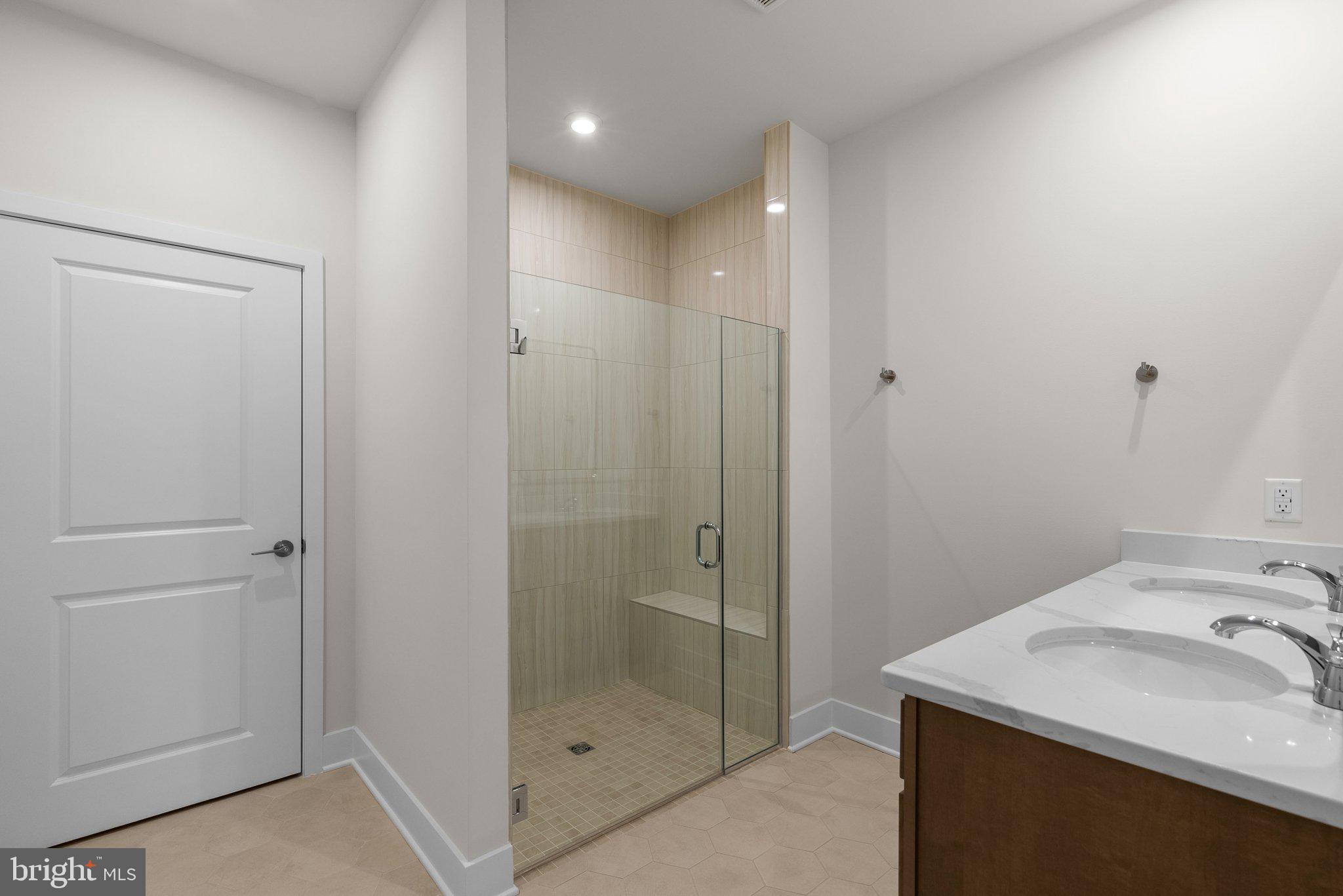 44480 LOWESTOFT SQUARE