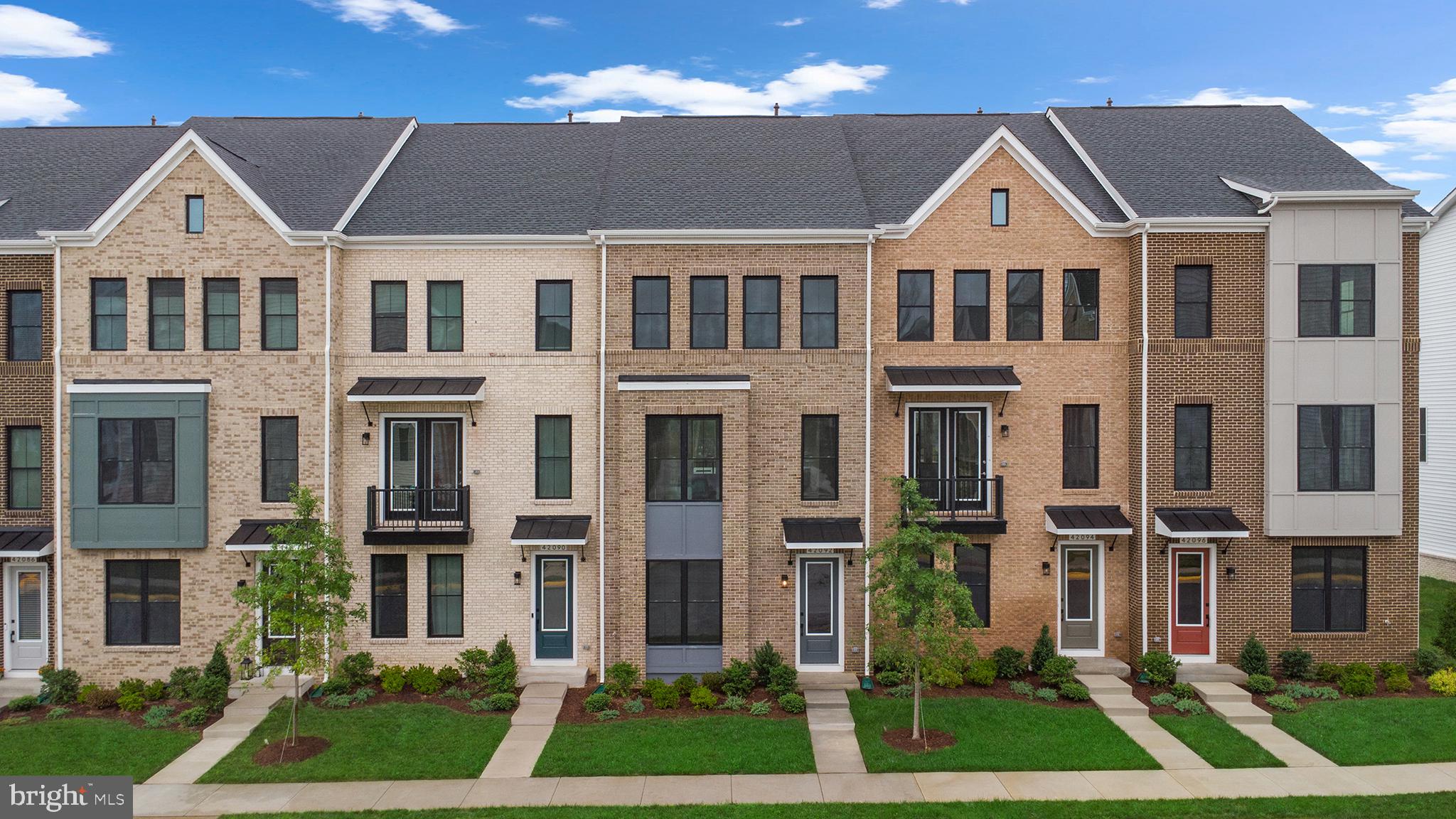 42092 PICASSO SQUARE