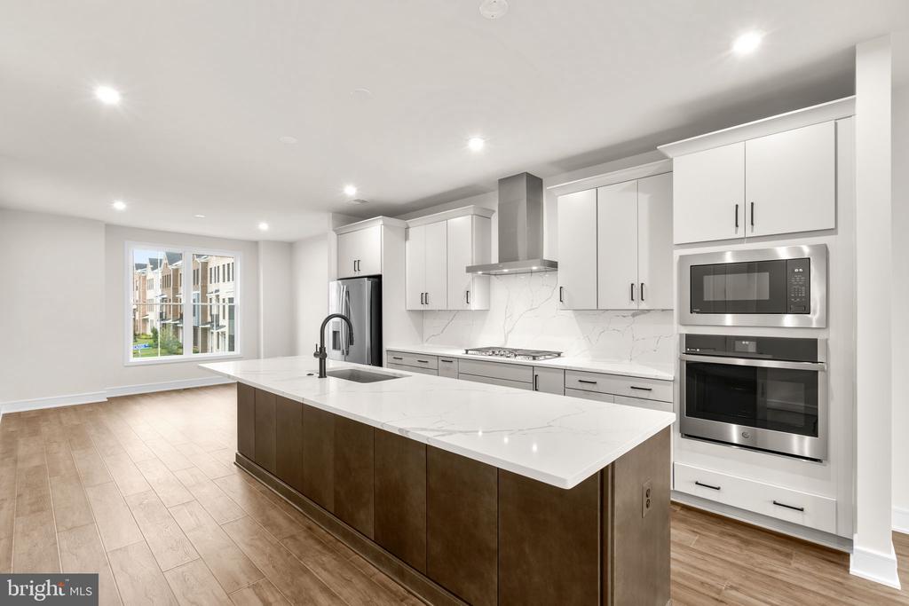 42092 PICASSO SQUARE