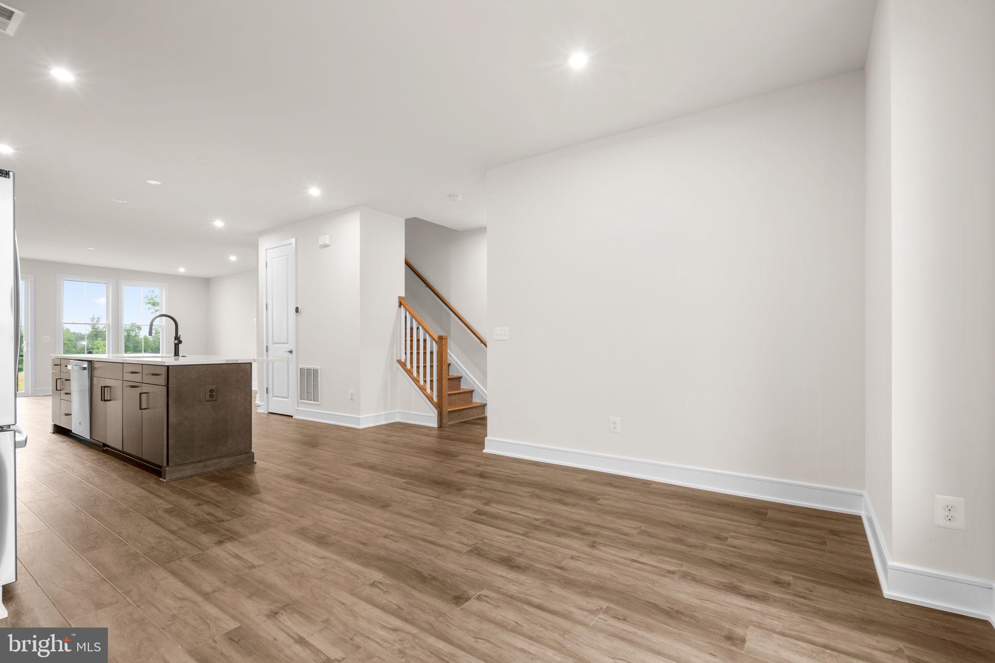 42092 PICASSO SQUARE