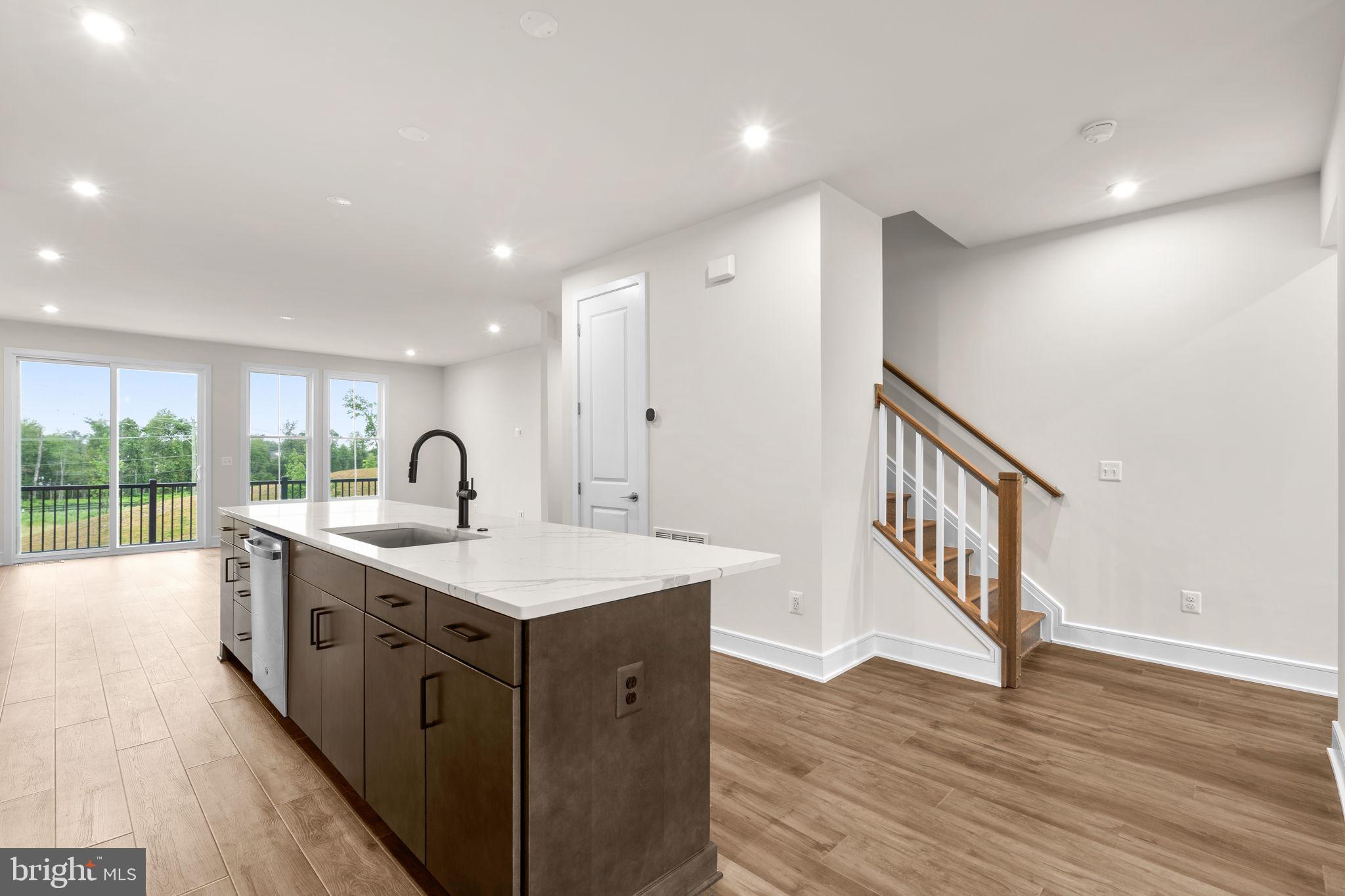 42092 PICASSO SQUARE