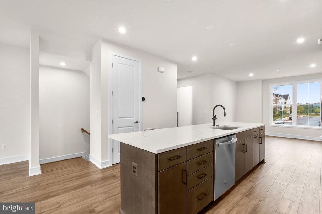 42092 PICASSO SQUARE