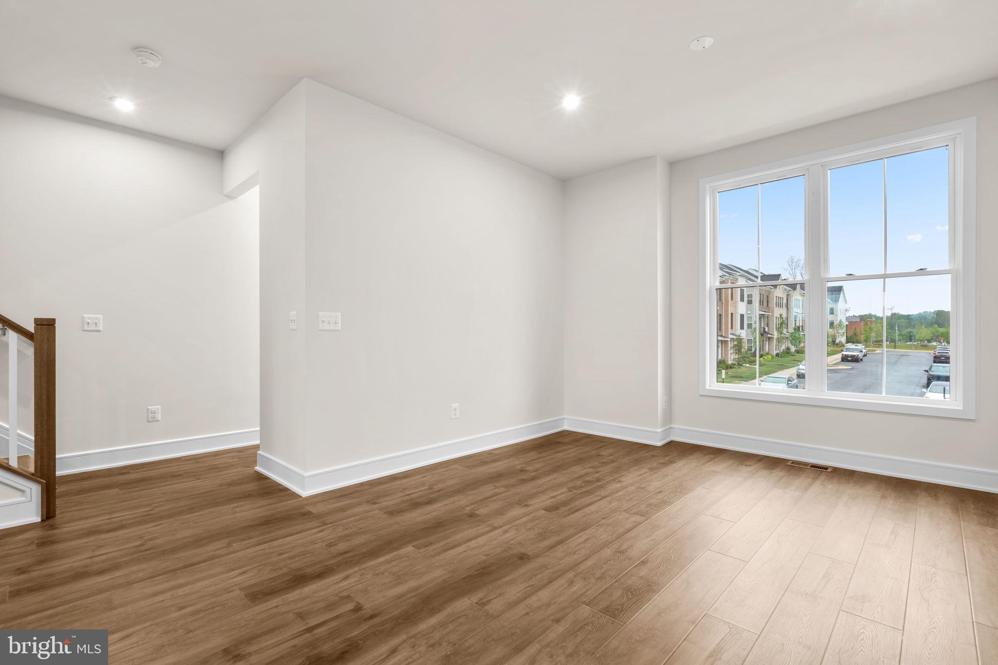 42092 PICASSO SQUARE