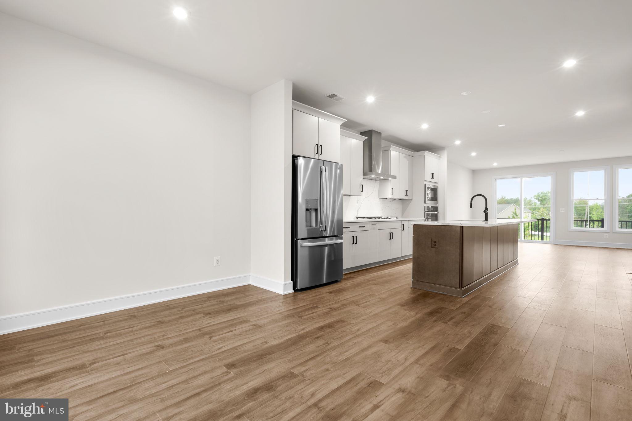 42092 PICASSO SQUARE