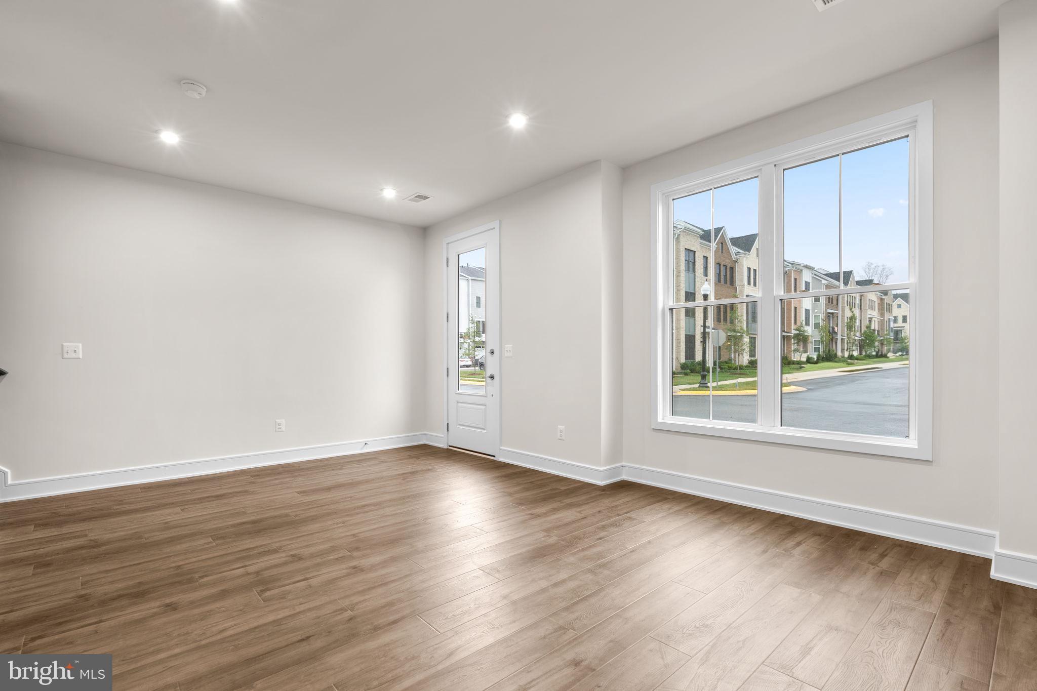 42092 PICASSO SQUARE