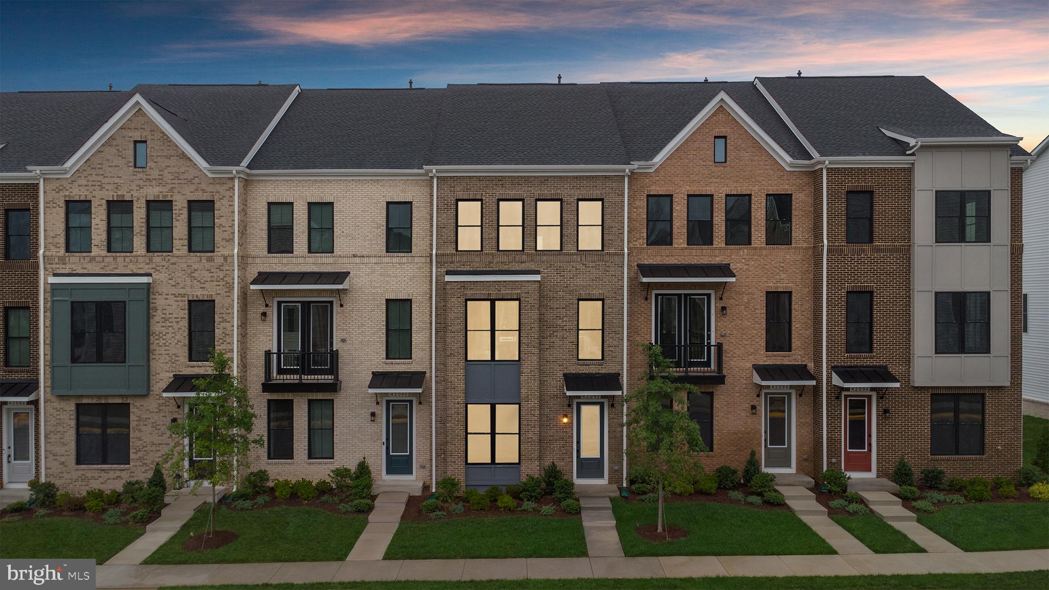 42092 PICASSO SQUARE