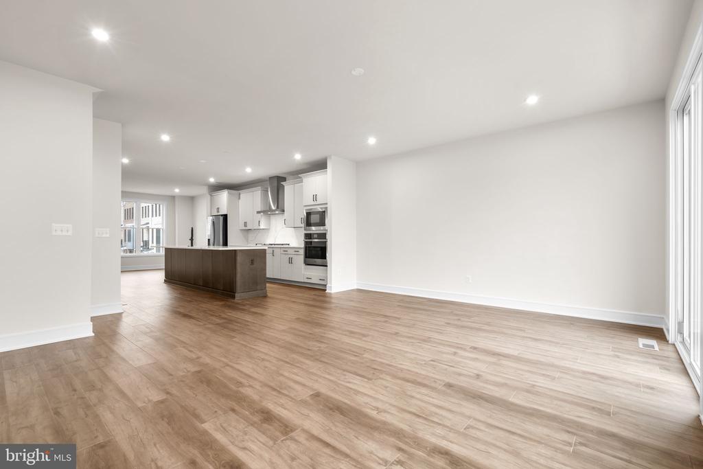 42092 PICASSO SQUARE