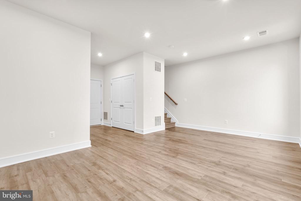 42092 PICASSO SQUARE