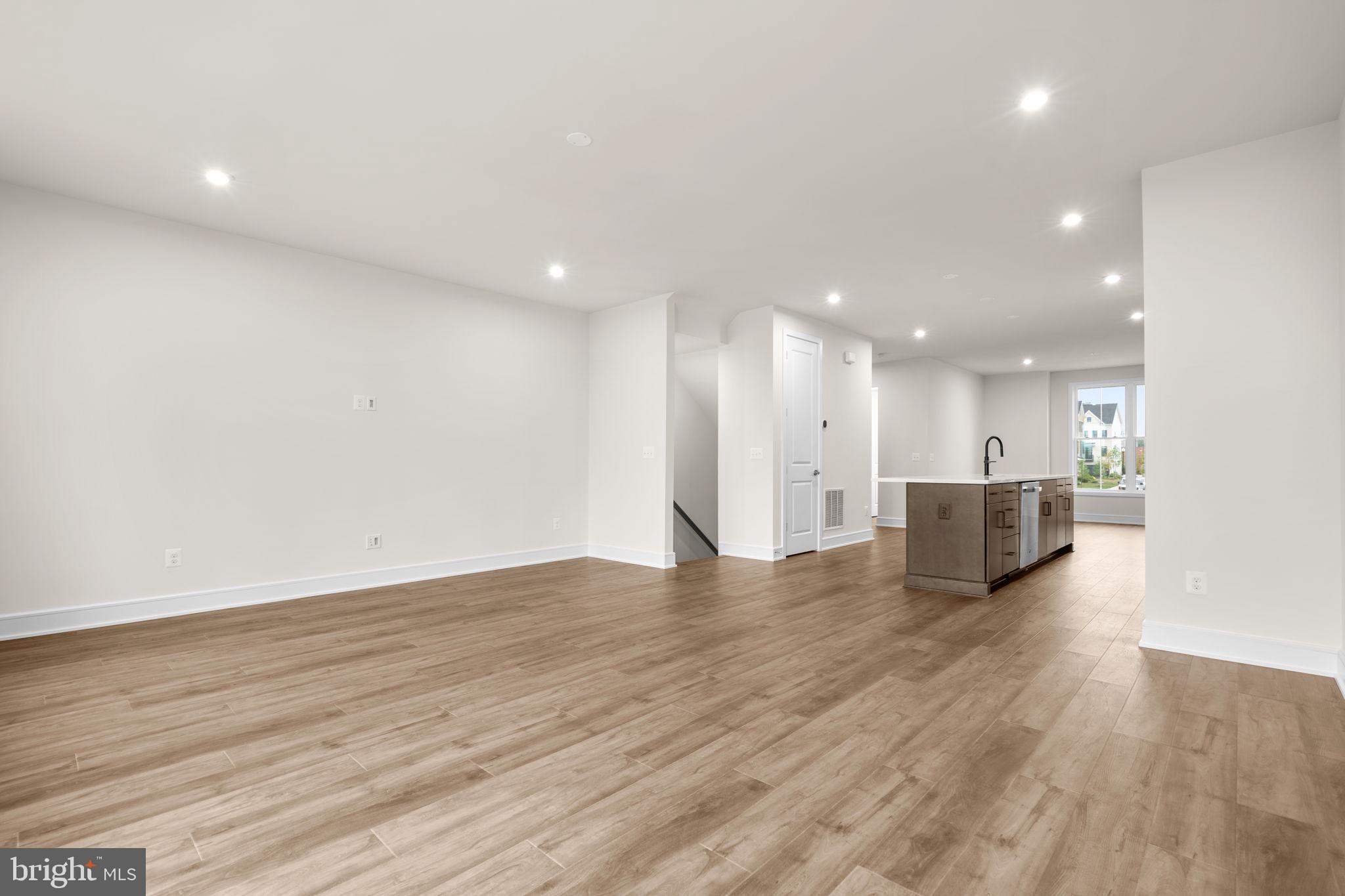 42092 PICASSO SQUARE