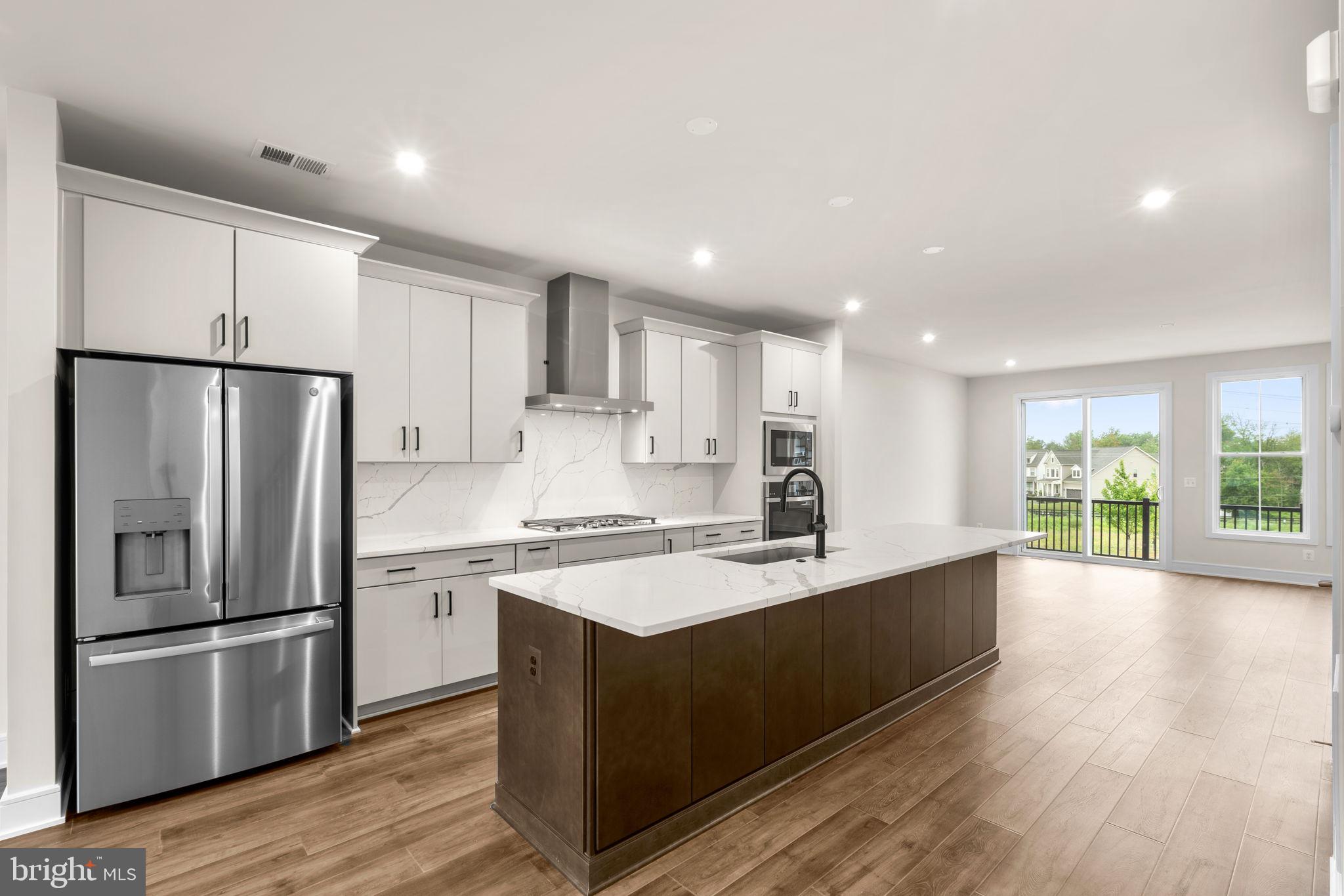 42092 PICASSO SQUARE