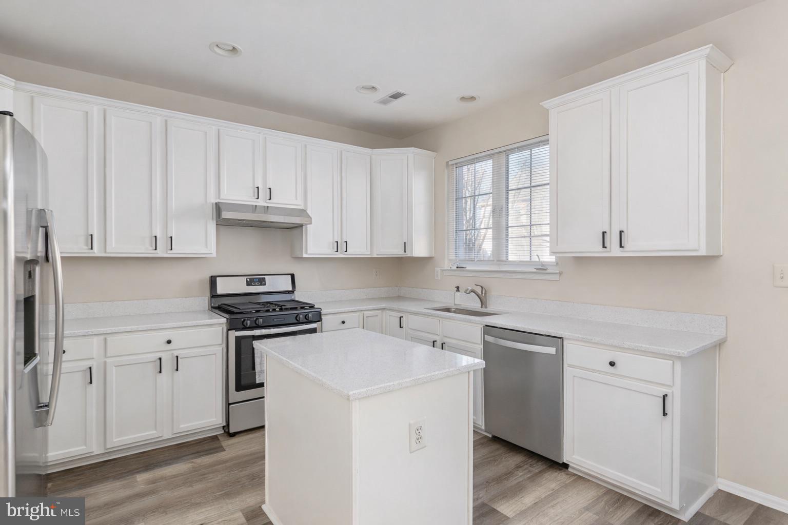 21491 RUSTY BLACKHAW SQUARE