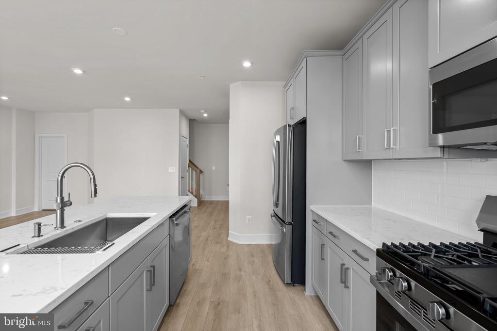 43302 FARRINGDON SQUARE