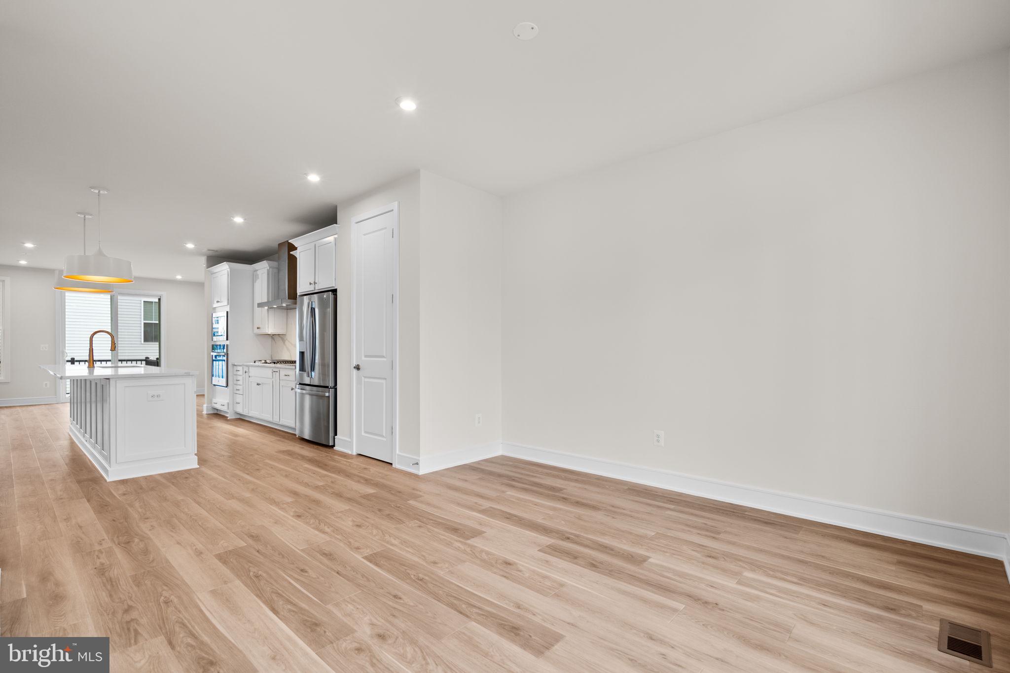 42121 PICASSO SQUARE