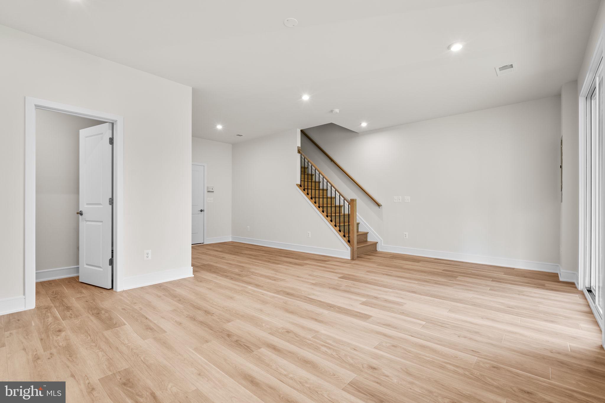 42121 PICASSO SQUARE