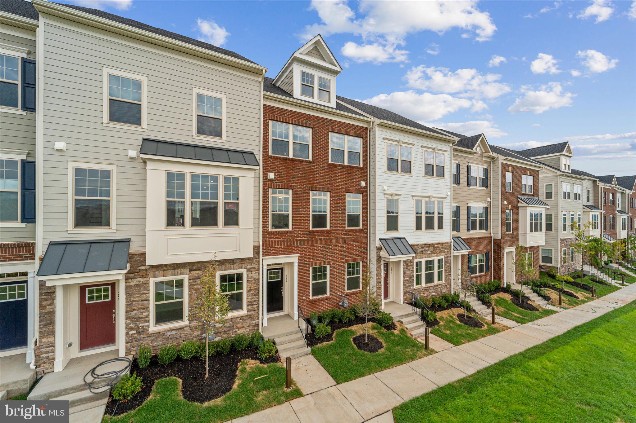 705 SAWBACK SQUARE NE