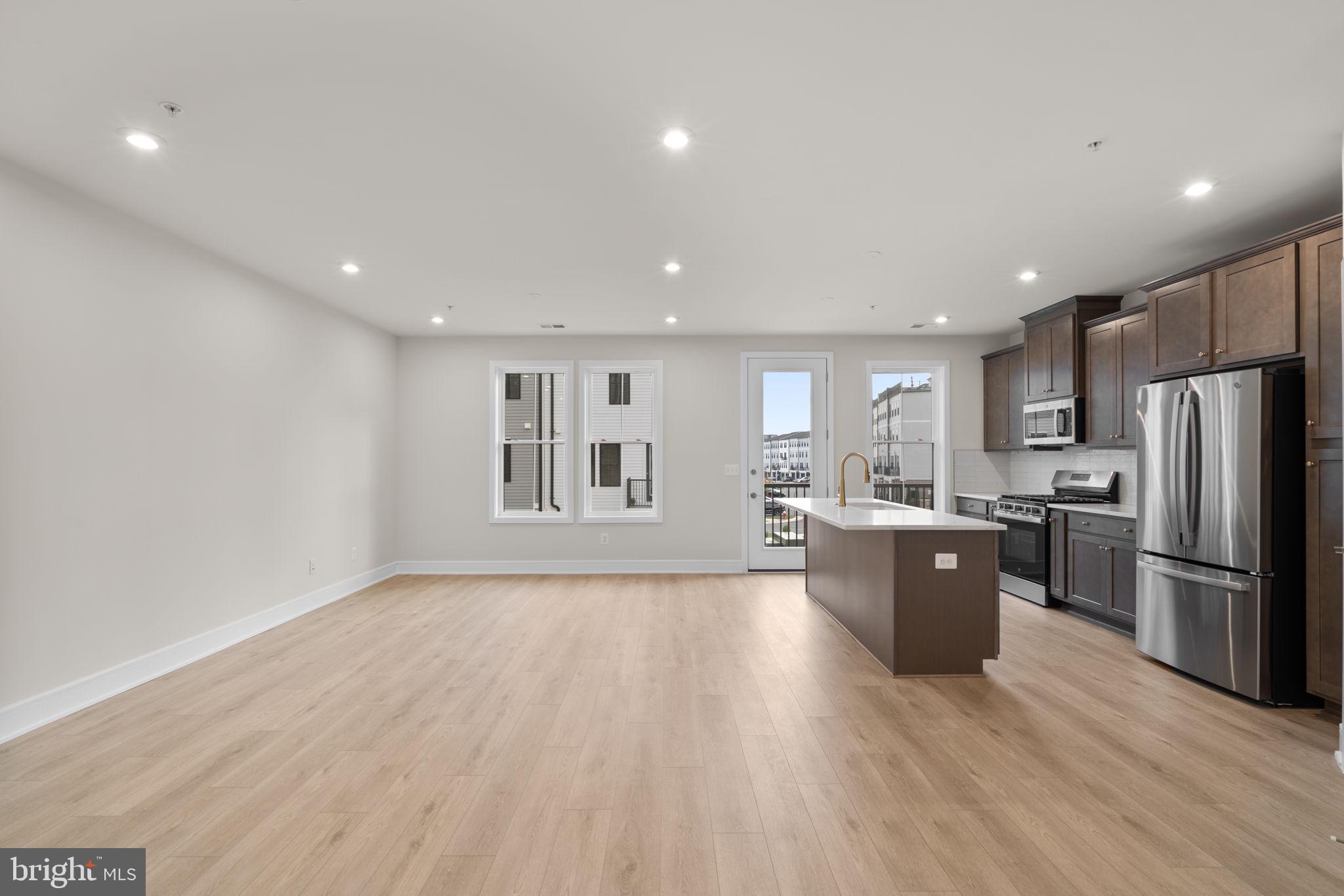 43305 FARRINGDON SQUARE