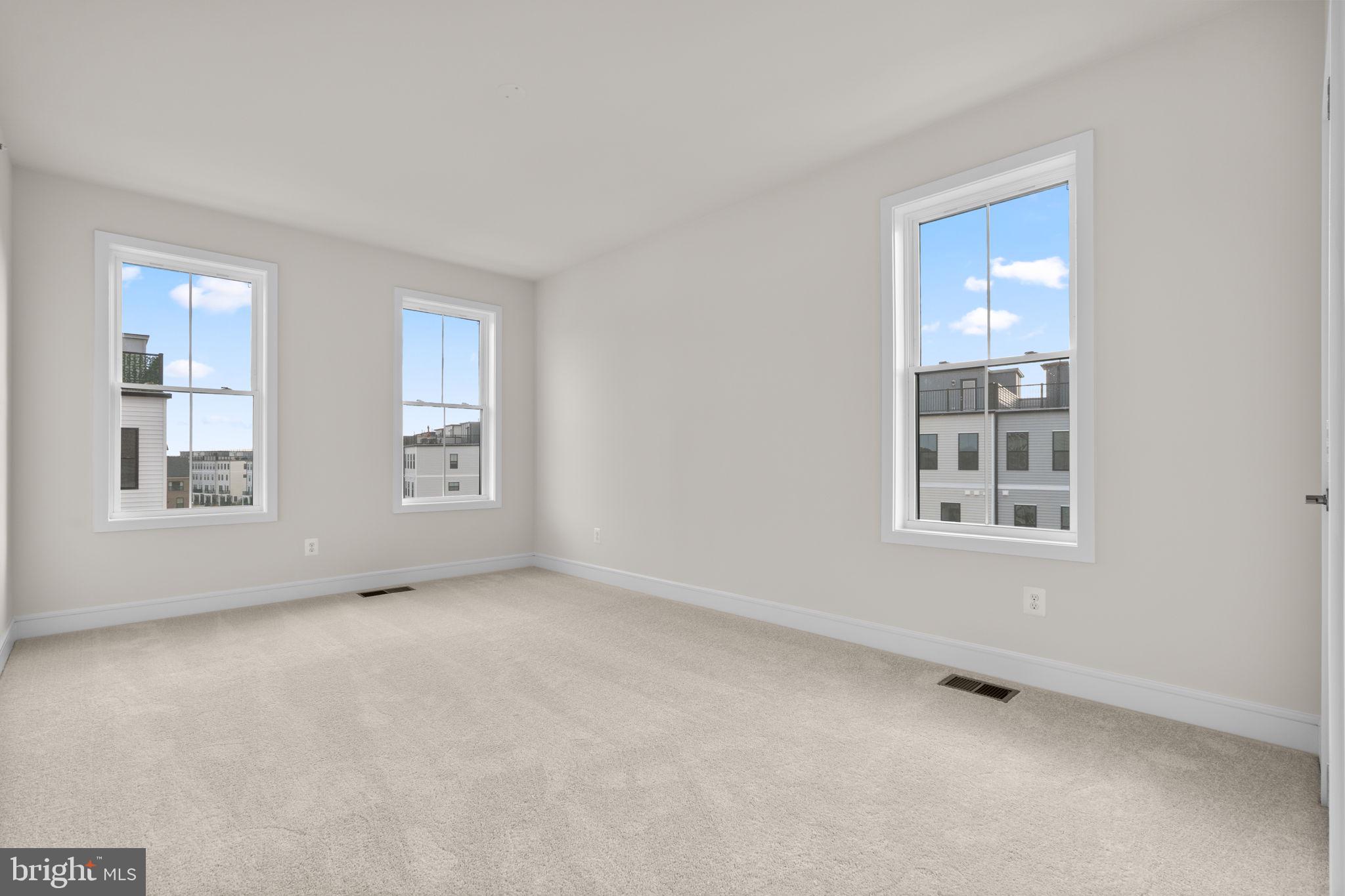 43305 FARRINGDON SQUARE