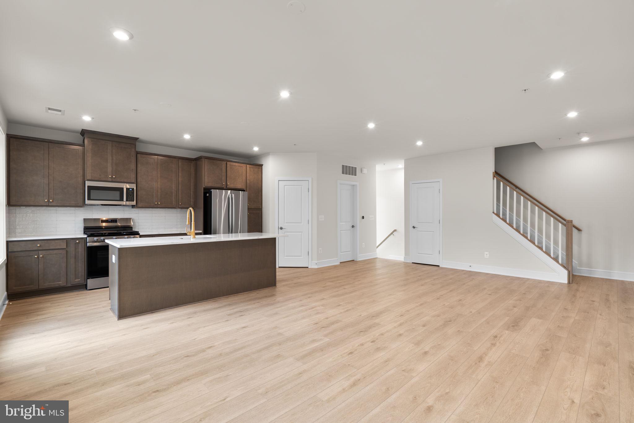 43305 FARRINGDON SQUARE