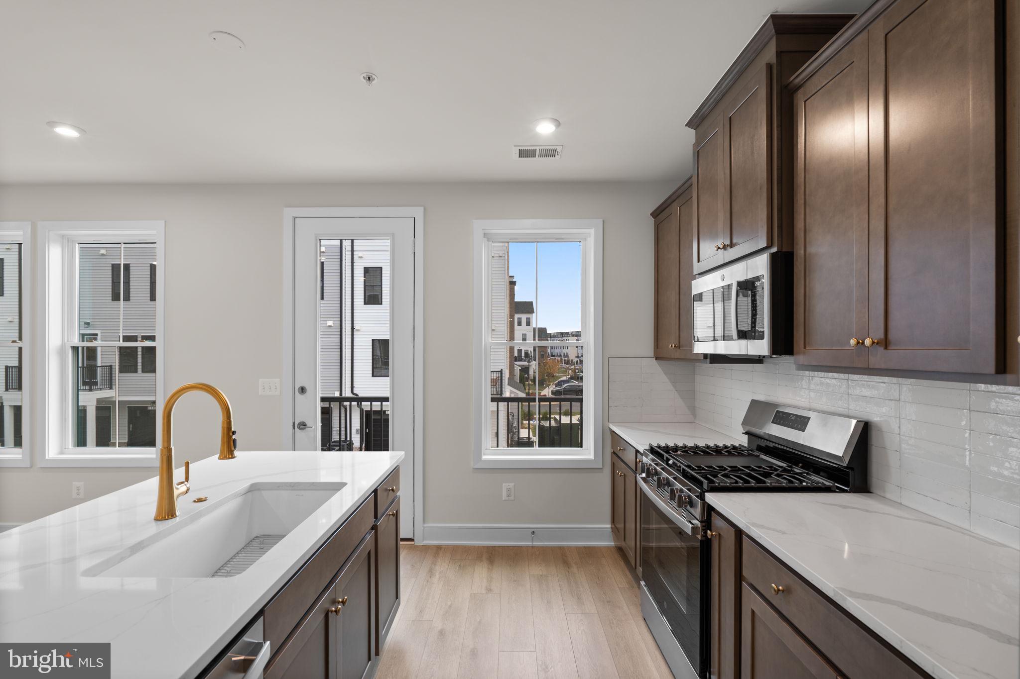 43305 FARRINGDON SQUARE