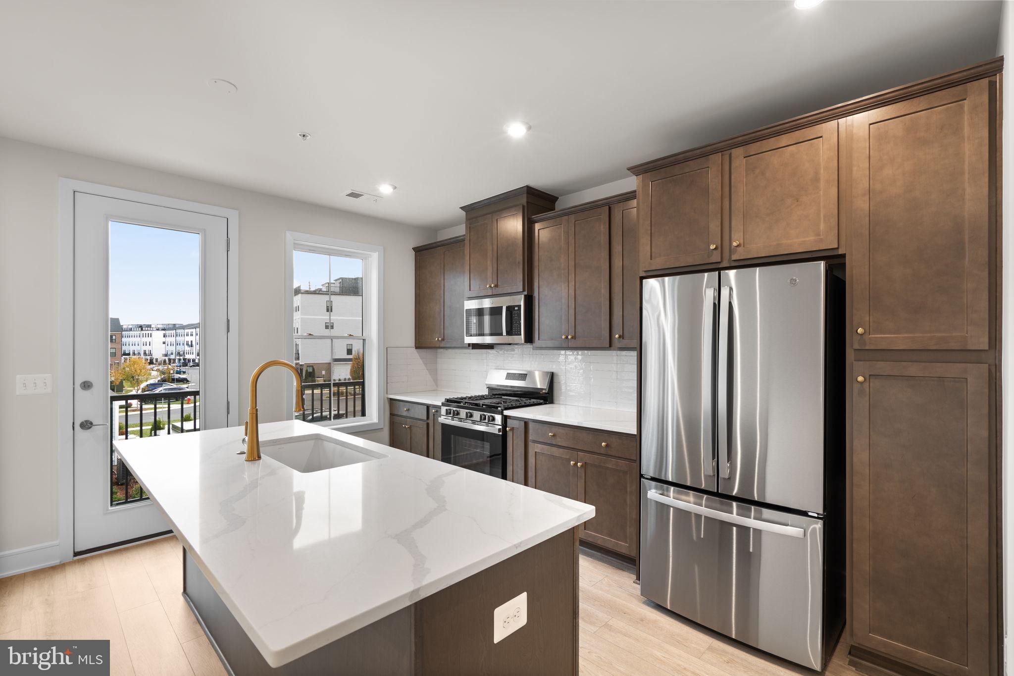 43305 FARRINGDON SQUARE