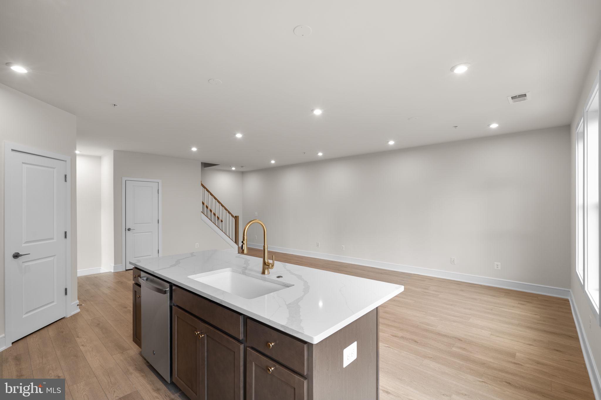 43305 FARRINGDON SQUARE