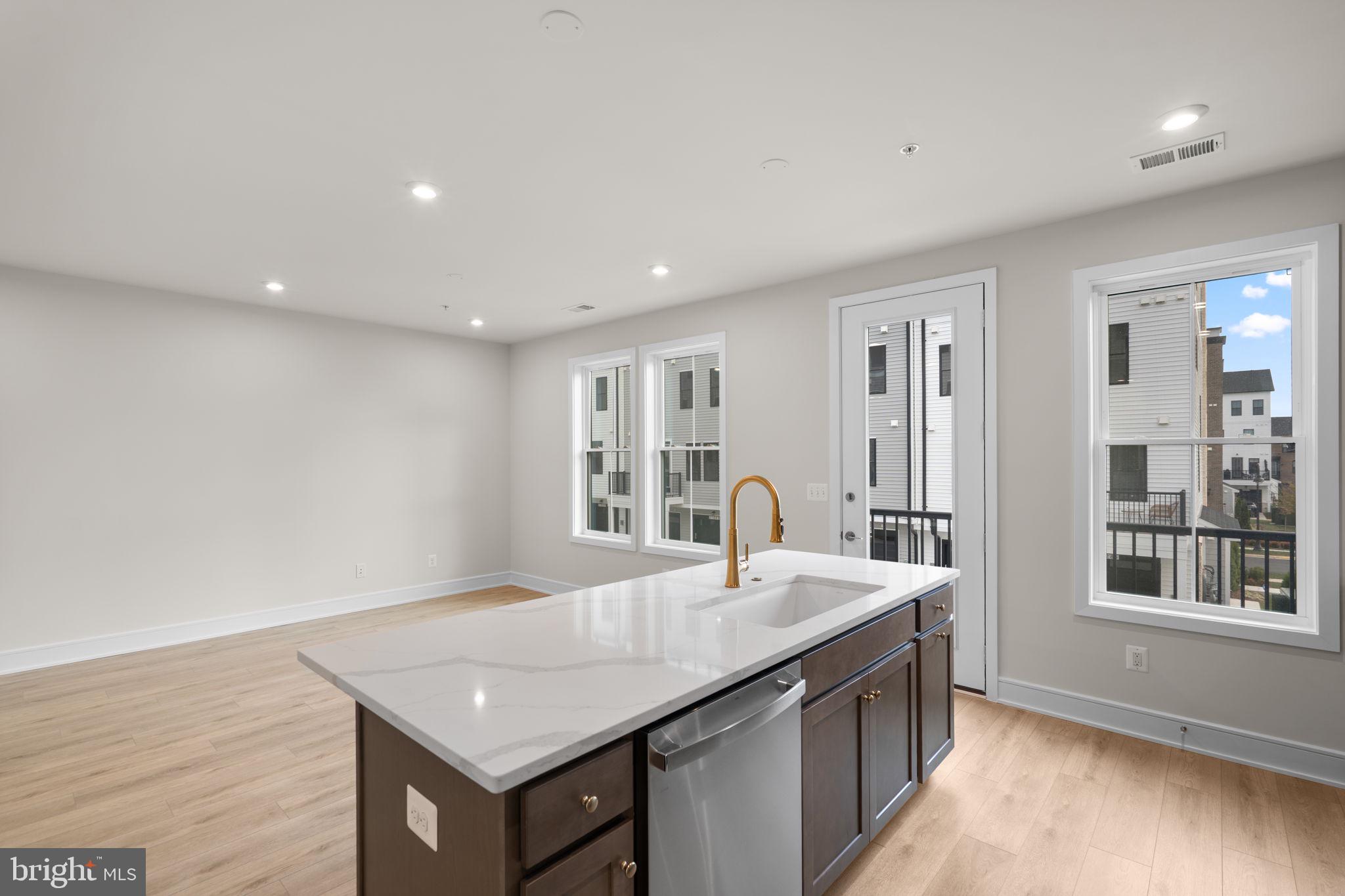 43305 FARRINGDON SQUARE