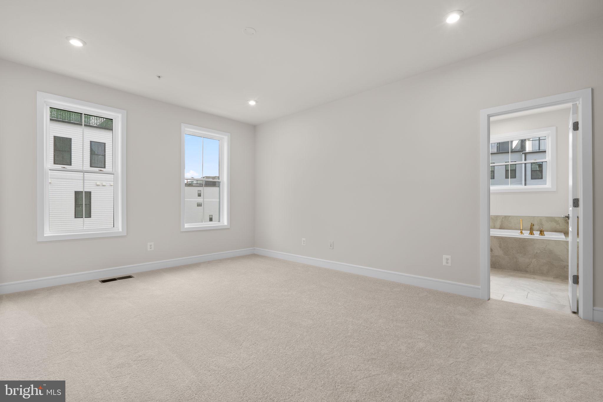 43305 FARRINGDON SQUARE