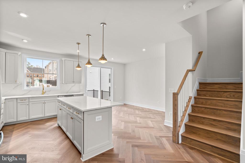 42123 PICASSO SQUARE