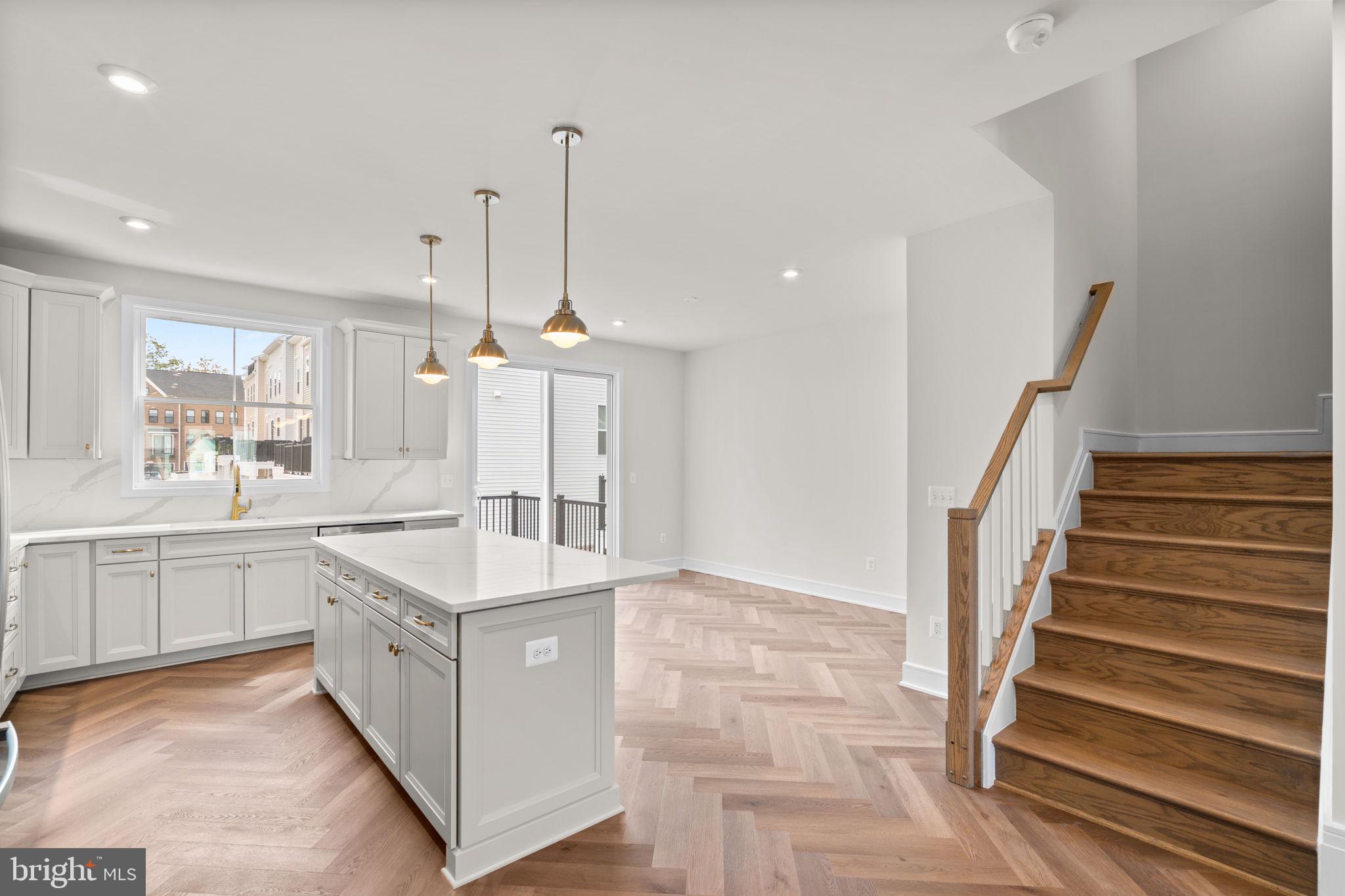 42123 PICASSO SQUARE