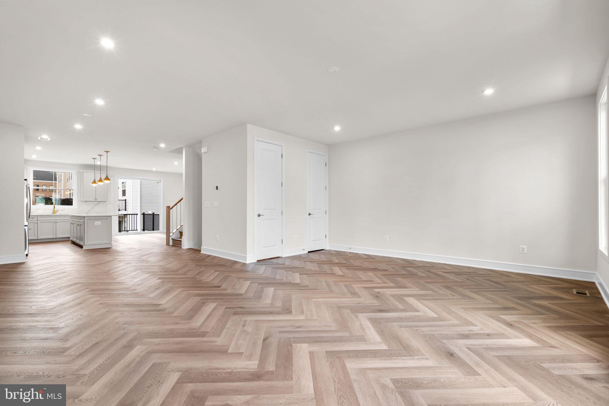 42123 PICASSO SQUARE