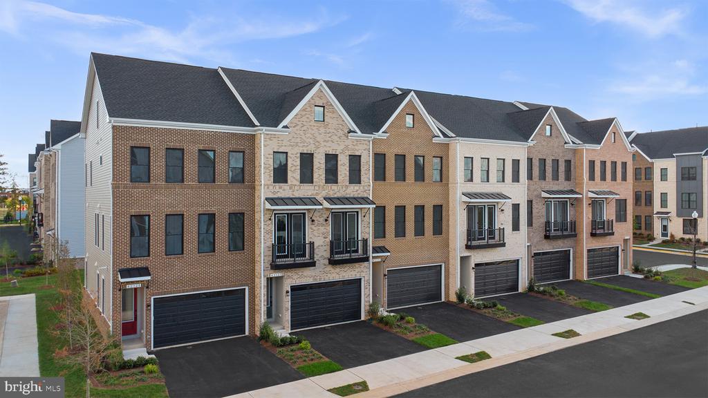 42123 PICASSO SQUARE