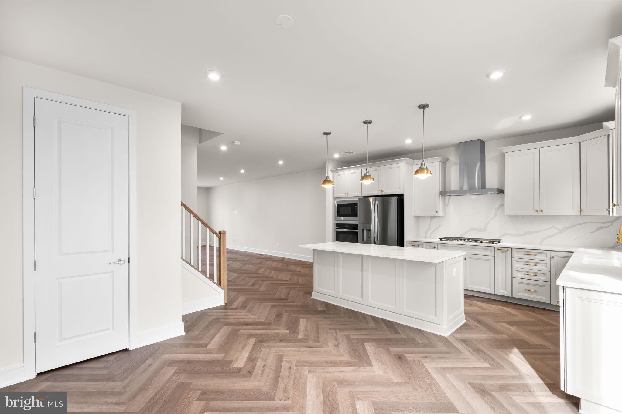 42123 PICASSO SQUARE