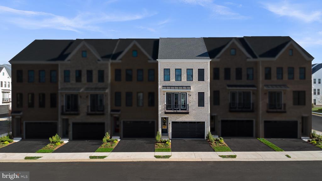 42123 PICASSO SQUARE