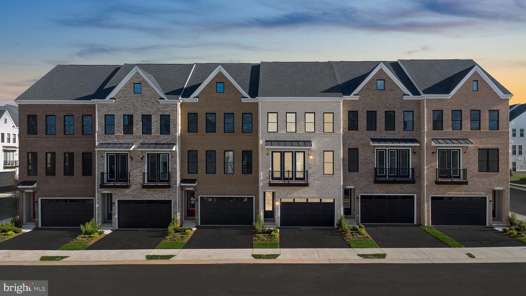 42123 PICASSO SQUARE