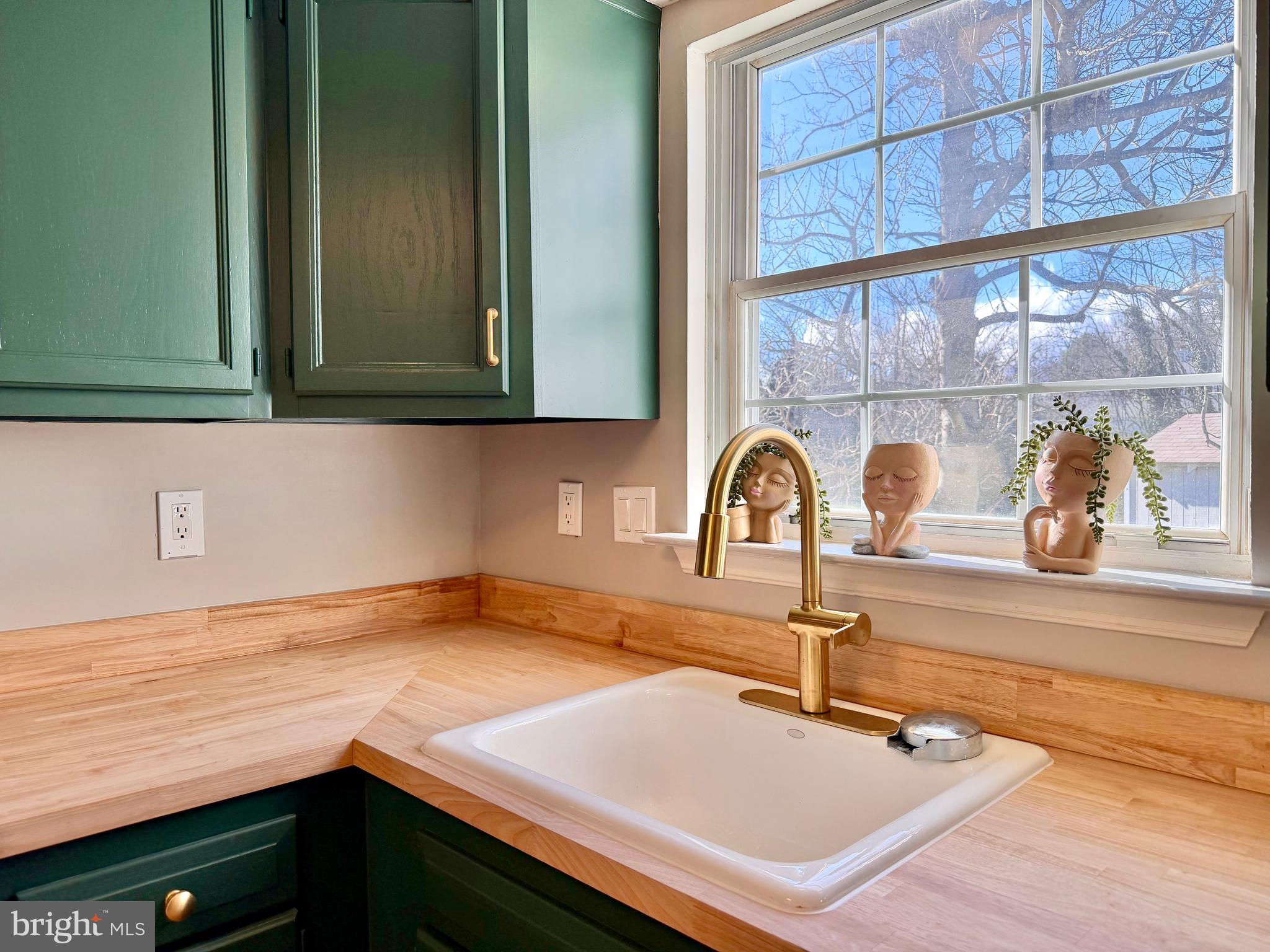 1011 NELSON COURT NE