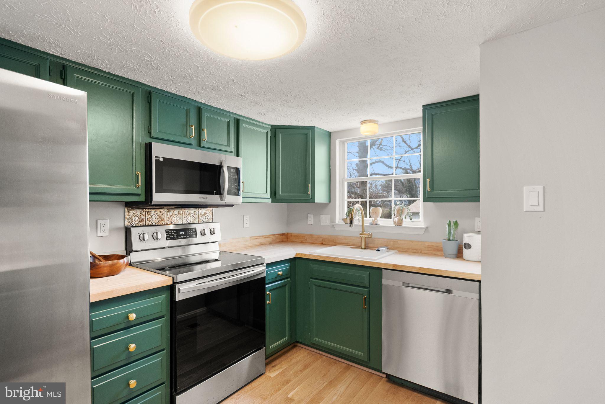 1011 NELSON COURT NE