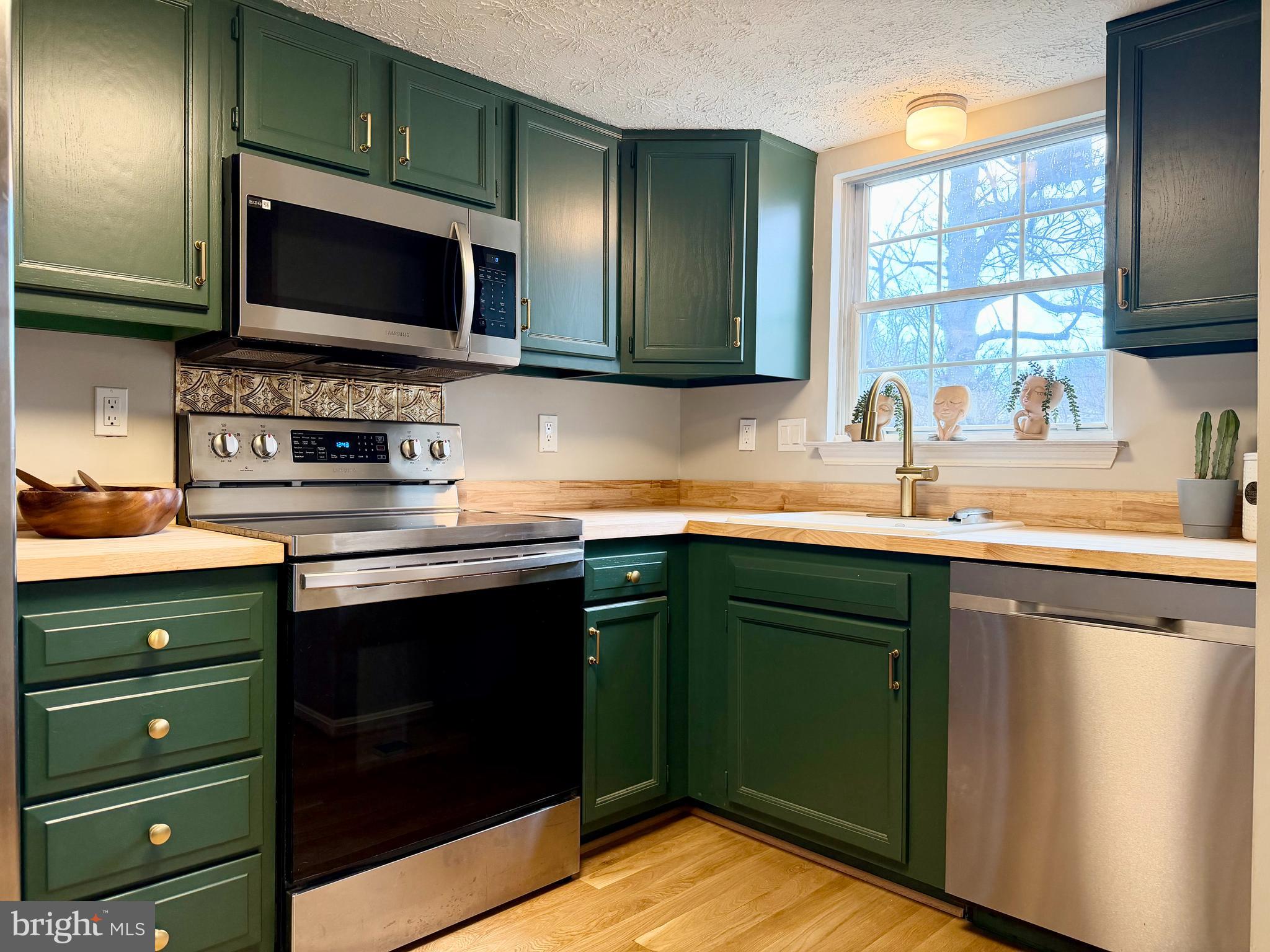 1011 NELSON COURT NE