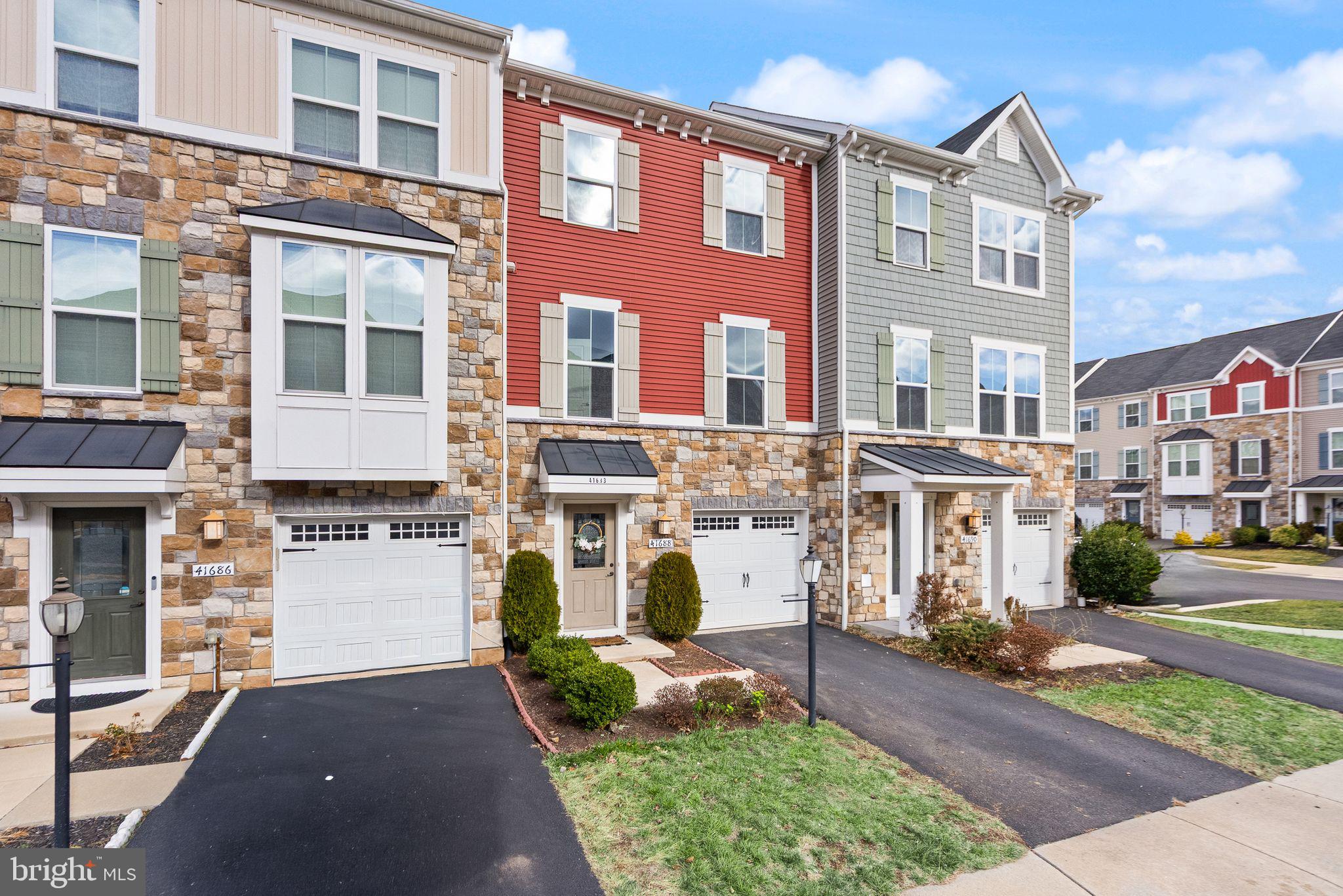 41688 MCMONAGLE SQUARE