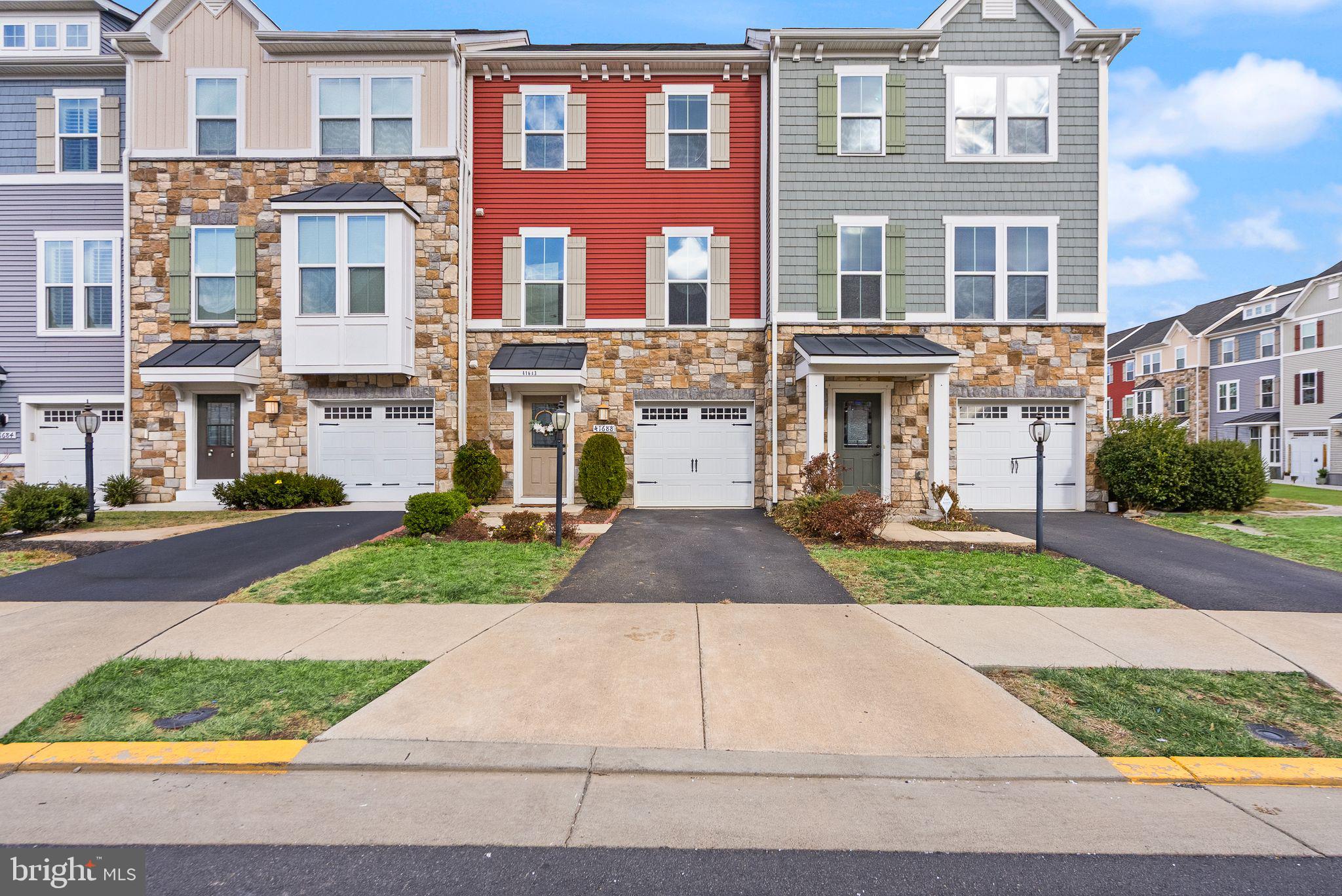 41688 MCMONAGLE SQUARE