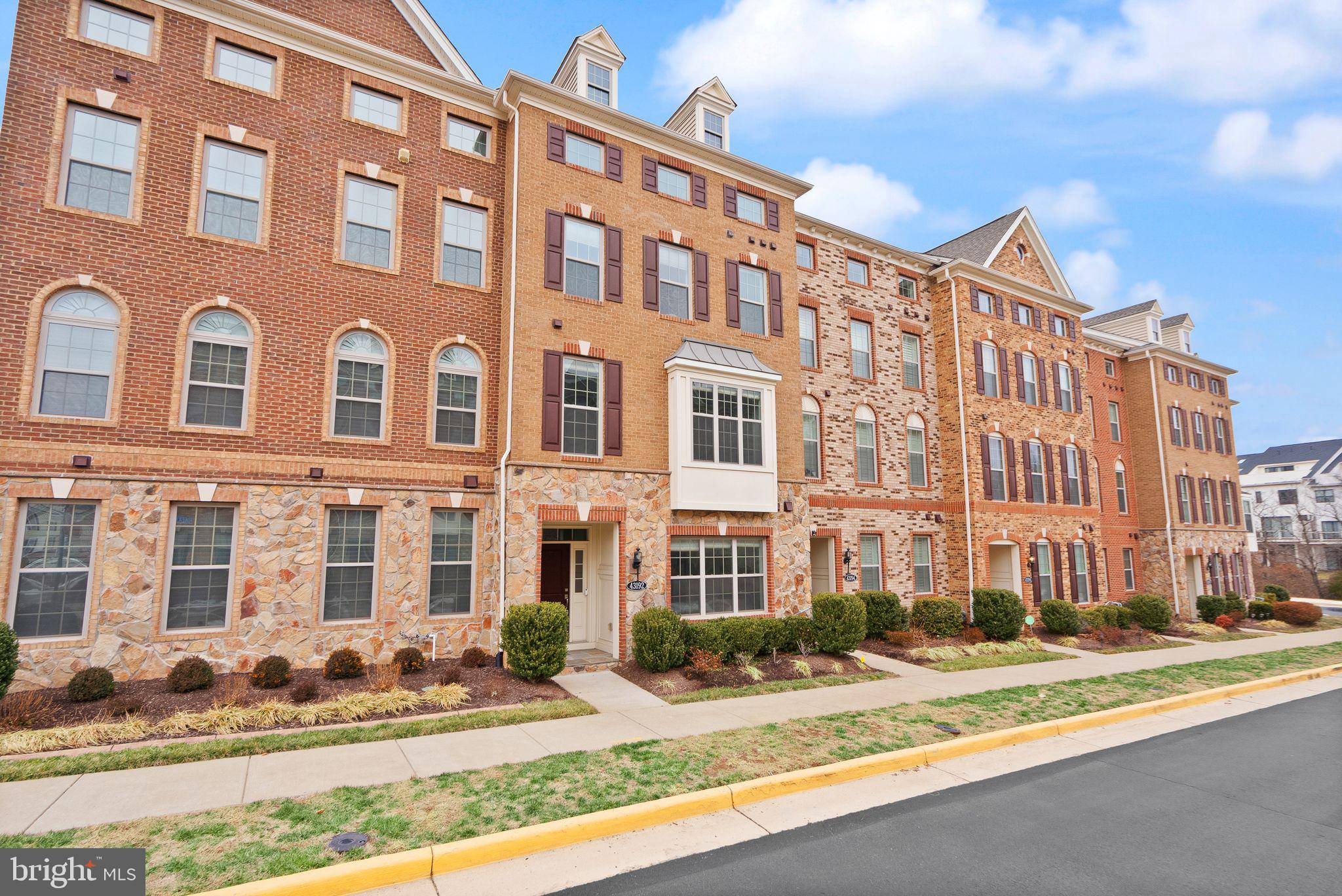 43192 HALKETT SQUARE