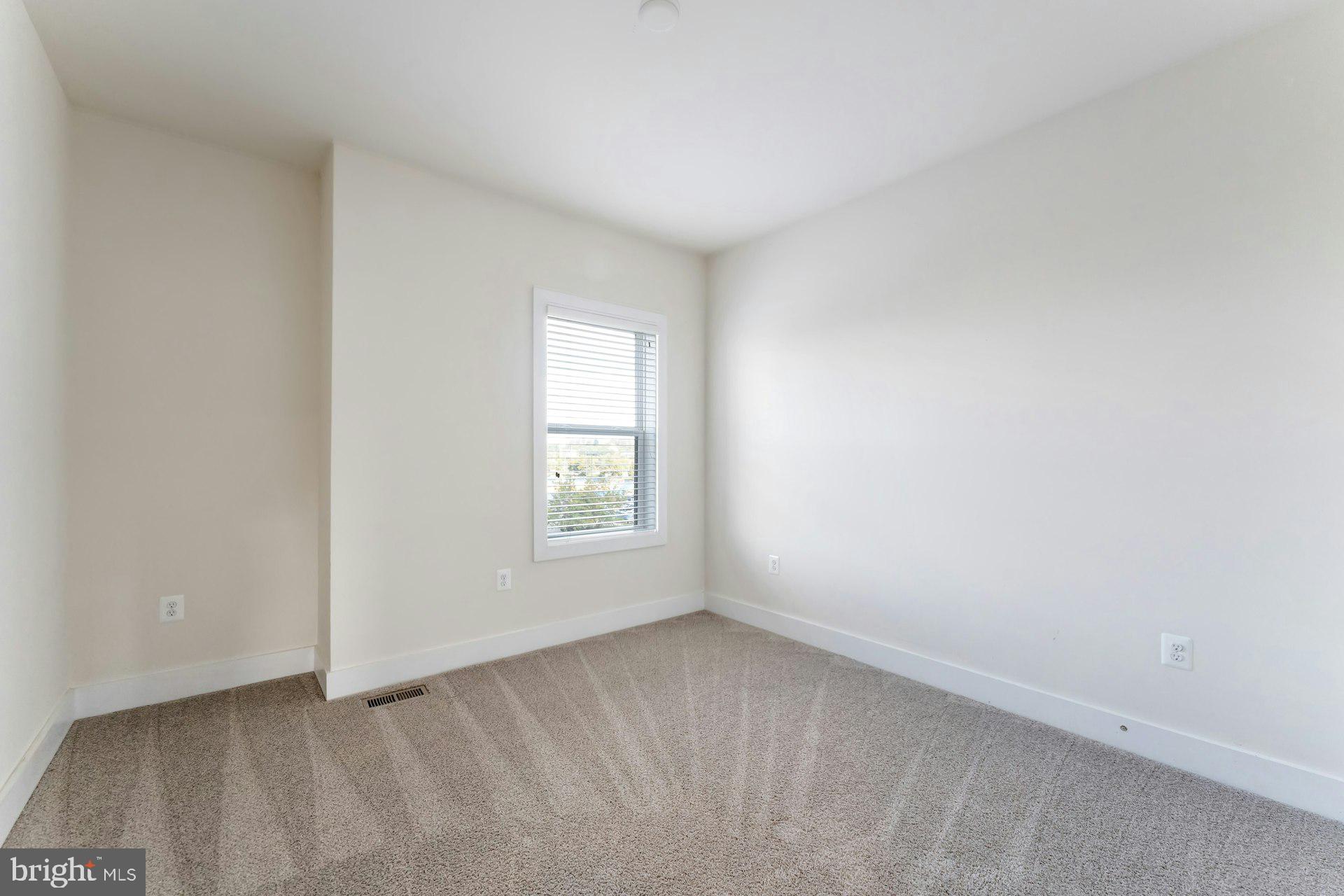 44750 TIVERTON SQUARE