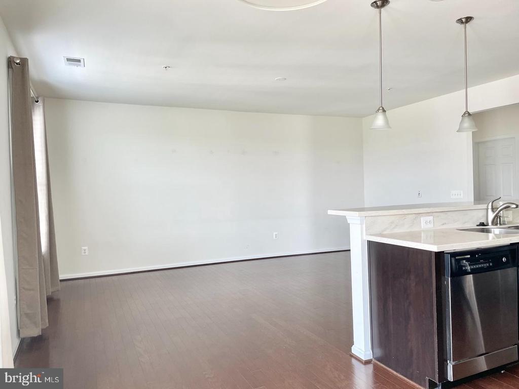 43913 CENTERGATE DRIVE