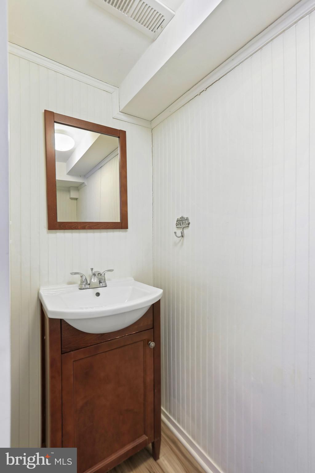 391 E COLONIAL HIGHWAY