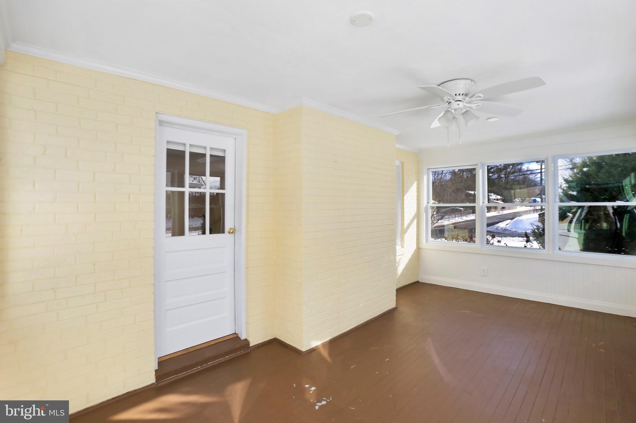 391 E COLONIAL HIGHWAY