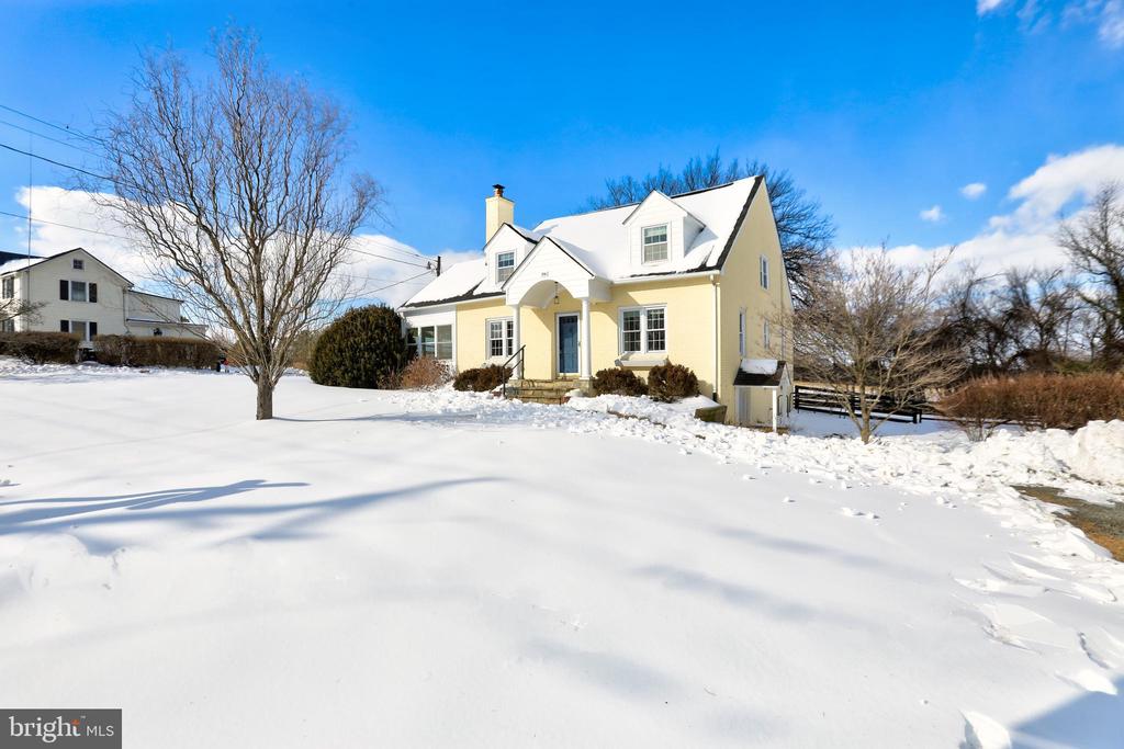 391 E COLONIAL HIGHWAY