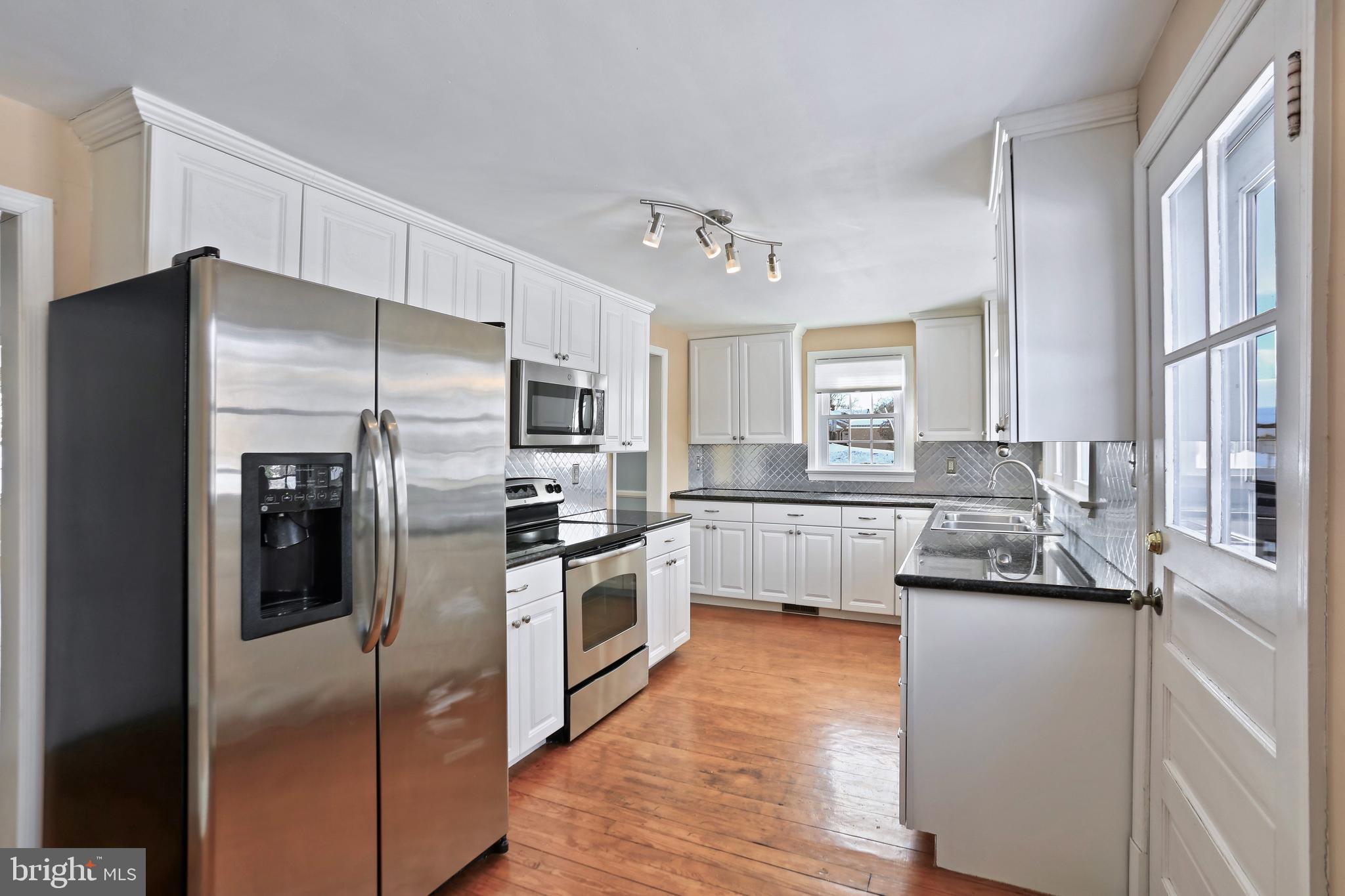 391 E COLONIAL HIGHWAY