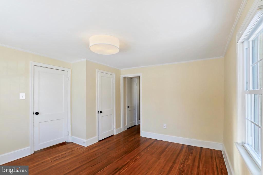 391 E COLONIAL HIGHWAY
