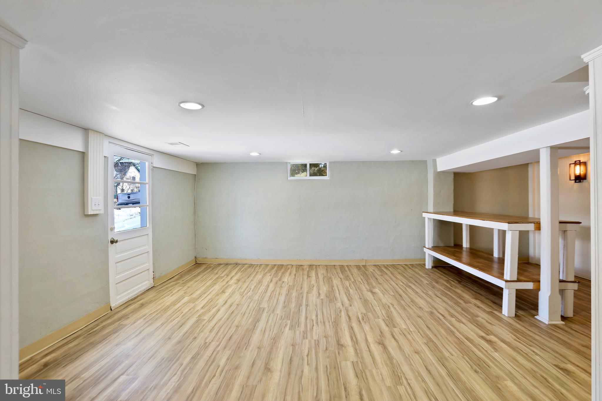 391 E COLONIAL HIGHWAY