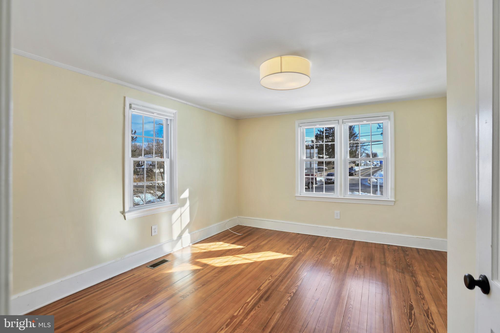 391 E COLONIAL HIGHWAY